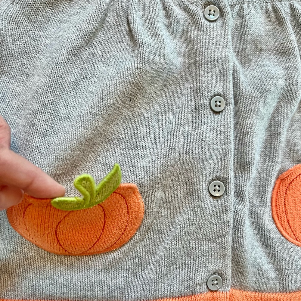 🎃5T Darling Gymboree button up sweater with little pumpkin “pockets”. - Picture 4 of 6